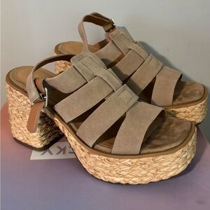 Lisa Vicky Women's Tan Sandal